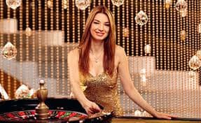Dealer baccarat langsung di studio king 138 dengan kartu dan chip di meja